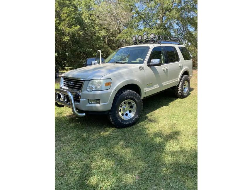 06’ Ford Explorer 2” leveling kit BTF upper control arms 16” pro como wheels 33” Ironman tires